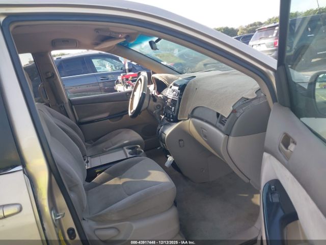 Toyota Sienna Le Image 7