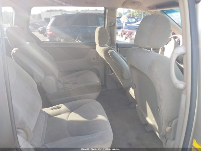 Toyota Sienna Le Image 5