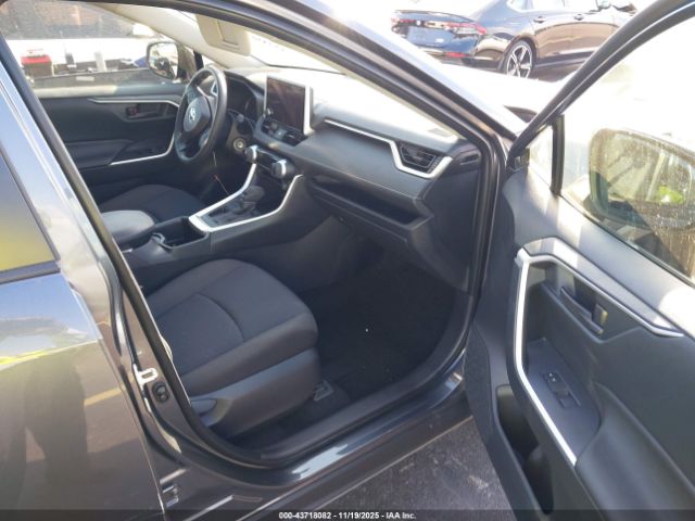 Toyota RAV4 Le Image 4