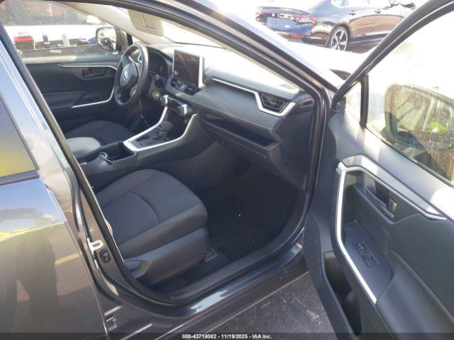 Toyota RAV4 Le Image 4