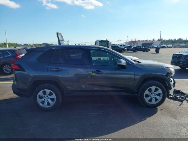 Toyota RAV4 Le Image 12