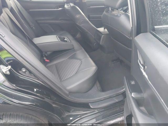 Toyota Camry Se Image 6