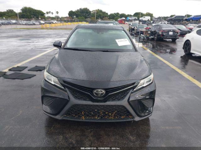 Toyota Camry Se Image 3