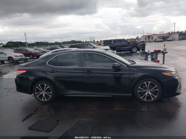 Toyota Camry Se Image 9