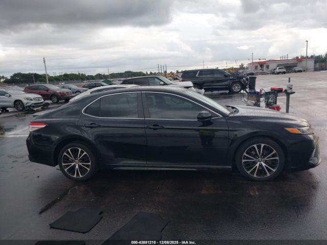 Toyota Camry Se Image 9