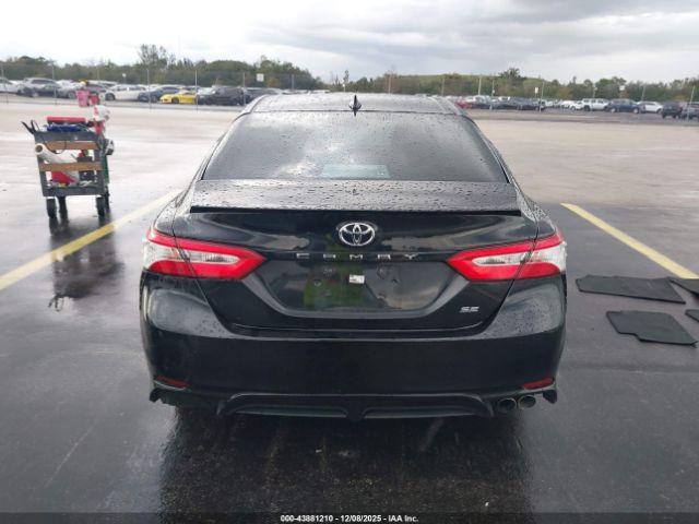 Toyota Camry Se Image 4