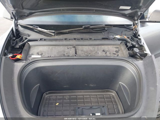 Tesla Model Y Long Range Dual Motor All-wheel Drive Image 9