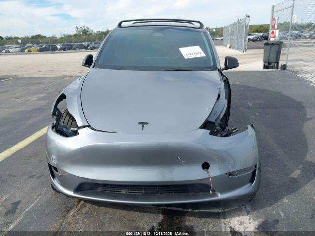 Tesla Model Y Long Range Dual Motor All-wheel Drive Image 10