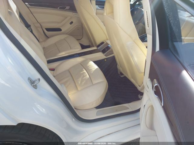 Porsche Panamera 4 Image 12