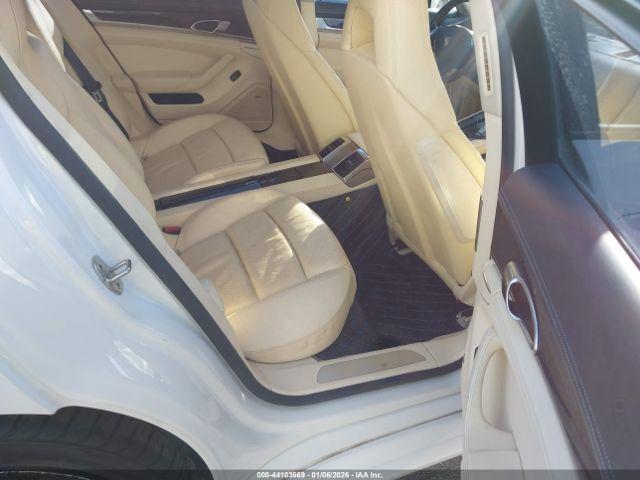 Porsche Panamera 4 Image 12