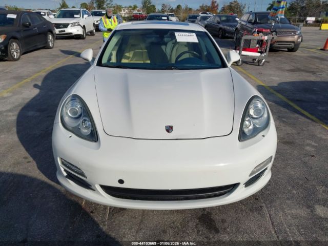 Porsche Panamera 4 Image 10