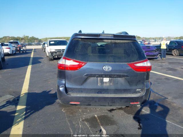 Toyota Sienna Xle 8 Passenger Image 3