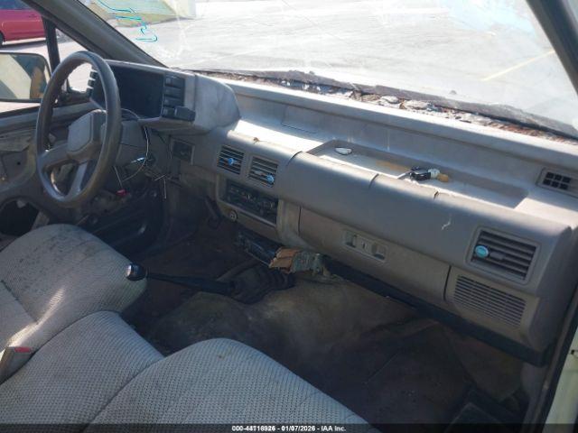 Isuzu Conventional Short Wheelbase Image 3