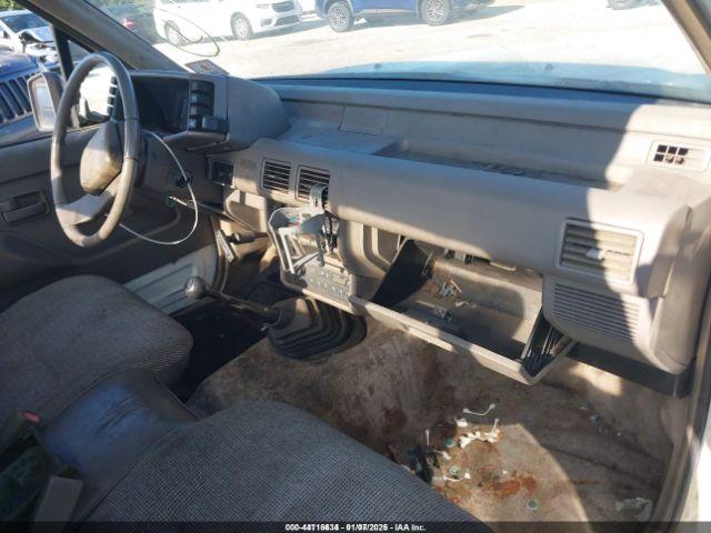 Isuzu Conventional Short Bed Image 7