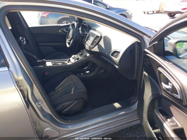 Chrysler 200 Limited Image 6