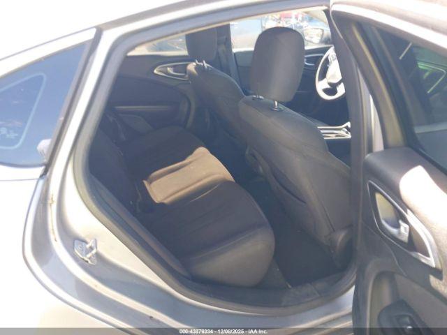 Chrysler 200 Limited Image 8