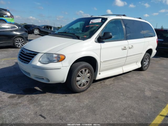 Chrysler Town & Country Limited Image 10