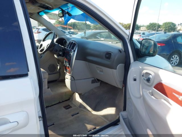 Chrysler Town & Country Limited Image 3