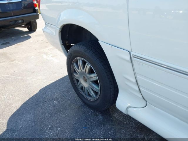 Chrysler Town & Country Limited Image 9