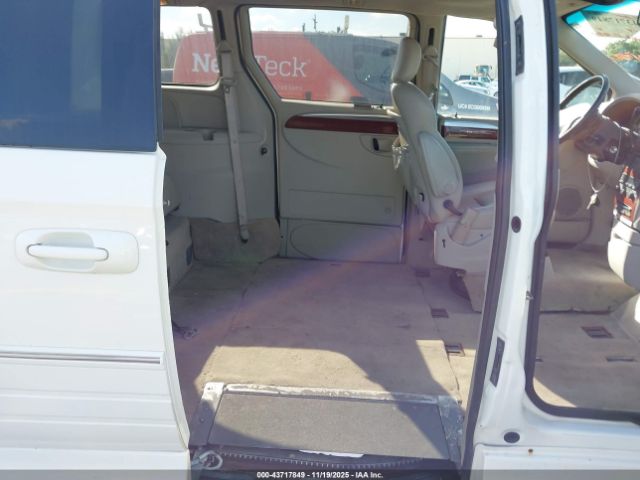 Chrysler Town & Country Limited Image 11