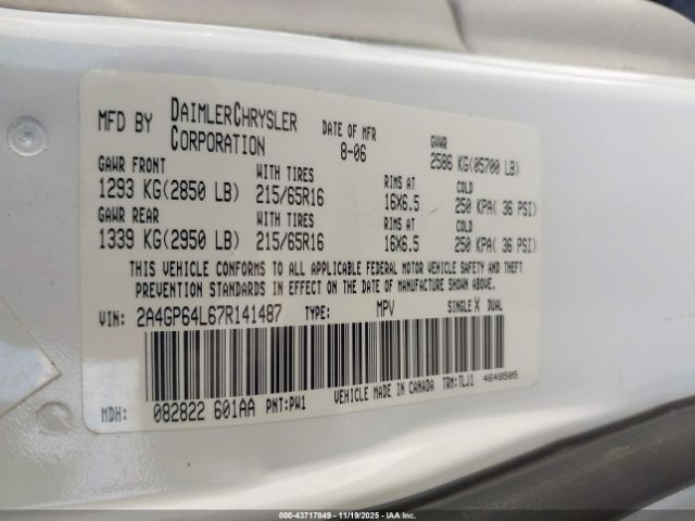 Chrysler Town & Country Limited Image 6