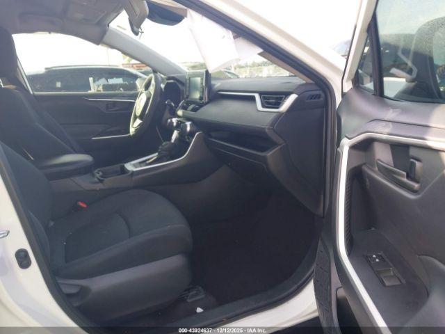 Toyota RAV4 Le Image 12