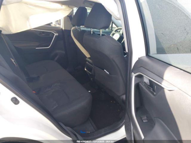 Toyota RAV4 Le Image 4