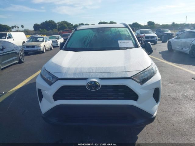 Toyota RAV4 Le Image 14