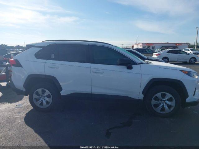 Toyota RAV4 Le Image 10