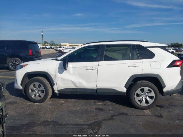 Toyota RAV4 Le Image 9