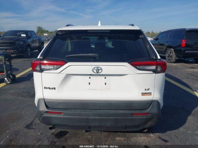 Toyota RAV4 Le Image 15