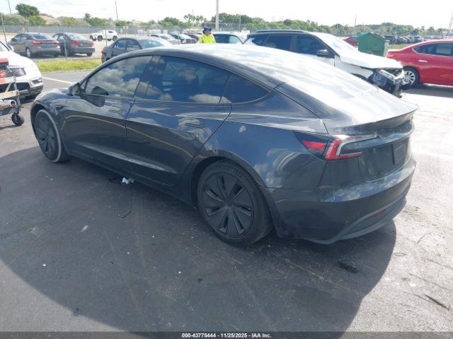 Tesla Model 3 Image 4