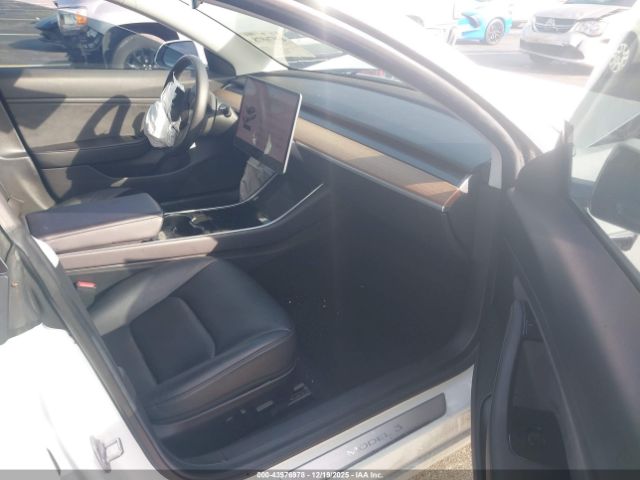 Tesla Model 3 Image 4