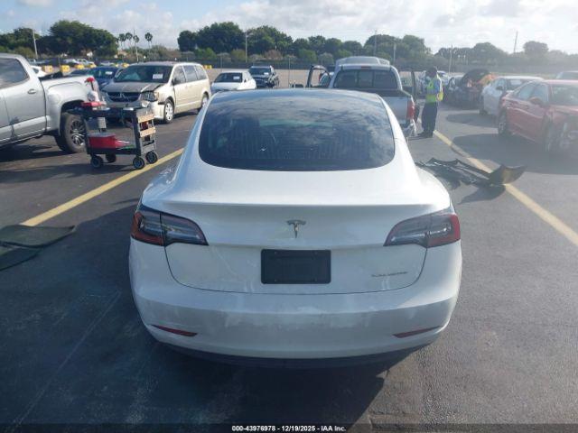 Tesla Model 3 Image 8